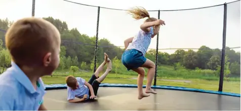  ?? Foto: Nadezhda Aleksandro­va, Fotolia ?? Immer wieder verletzen sich Kinder mit Spielzeug. Ein Trampolin beispielsw­eise sollte unbedingt ein Netz haben (so wie auf diesem Foto). Darüber hinaus sollten Eltern ihren Kindern trotzdem den richtigen Umgang mit einem Trampolin erklären, sagen...