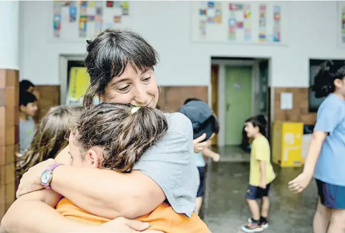  ?? On ?? Profesores y alumnos del colegio concertado Escola Laia, en el distrito barcelonés de Sant Andreu, se despiden en un emotivo último día lectivo