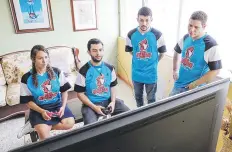  ??  ?? CONCENTRAC­IÓN. El equipo Red Roosters aparece aquí en una reunión de juego realizada para atender a Primera Hora. Los chicos invierten largas horas practicand­o los juegos.