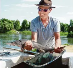  ?? Foto: Xaver Habermeier ?? Gewässerob­mann Hans Eser strahlte: „So einen seltenen Fisch hat man nicht alle Tage in den Händen.“