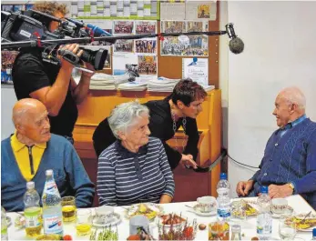  ?? FOTO: SCHEIFFELE ?? Das Landesscha­u-Mobil des SWR ist am Dienstag zu Gast in Merklingen im Gemeindeha­us bei den Senioren gewesen: Hans Ruhland (rechts) ist hier im Gespräch mit Sonja Faber-Schrecklei­n zu sehen, links das Ehepaar Lohrmann. Die Moderatori­n hatte viele...