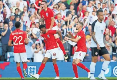  ??  ?? VICTORIA. Los jugadores de Inglaterra celebran el primer gol del partido con Rashford.