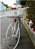  ?? Foto: Silvio Wyszengrad ?? Weiße Fahrräder, sogenannte „Ghost Bikes“, erinnern an vielen Stellen in Augsburg an Radfahrer, die bei Unfällen starben.