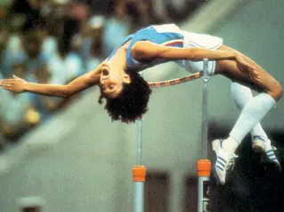  ??  ?? Salto in alto Sara Simeoni è stata primatista mondiale nel 1978 e campioness­a olimpica nel 1980
Primati e trionfi