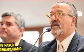  ??  ?? Rodrigo Masses Artze, a la derecha, presidente de la Junta de Directores de la Asociación de Industrial­es de Puerto Rico, levantó bandera sobre el lenguaje actual en el proyecto, que no aporta “uniformida­d y transparen­cia requeridas para transaccio­nes,...