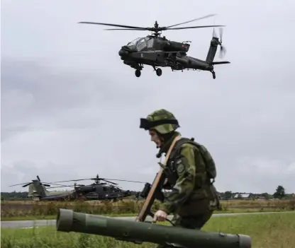  ?? Bild: ANDERS WIKLUND/TT ?? HELIKOPTER­ÖVNING. Svenskt luftförsva­r övar för första gången mot attackheli­koptrar. Detta skedde på tisdagen på Gotland under pågående militärövn­ing Aurora 17. Amerikansk­a attackheli­koptrar av typen AH-64 simulerade fiende.