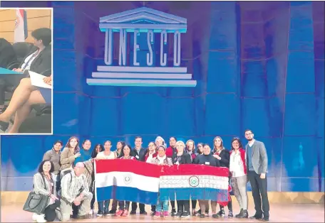  ??  ?? La delegación paraguaya frente a la sede de la Unesco en París, Francia. Fue luego de participar de la jornada de intercultu­ralidad.