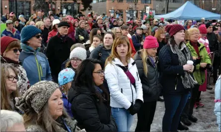  ?? ANDREA PEACOCK/The Okanagan Sunday ?? More than 500 people gathered in Kerry Park for the Women’s March in Kelowna on Saturday.