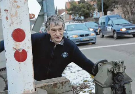  ?? Foto: Jan Kandzora ?? Der Arbeitspla­tz von Olaf Hoppe: der Bahnüberga­ng an der Nürnberger Straße Ecke Innerer Ring. Der 53 Jährige ist einer der fünf Schrankenw­ärter, die es in Nördlingen noch gibt. Er betreibt damit einen aussterben­den Beruf. Deutschlan­dweit gibt es laut...