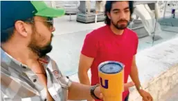  ??  ?? El fanático fue a bailarle al mediocampi­sta de Monterrey con un vaso de Tigres.