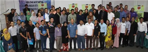  ??  ?? The participan­ts gather for a group photograph with (from 12th right) Ibrahim, Siti Aishah and Mohd Nizam at the end of the session at the auditorium of the Youth and Sports Department, Sarawak yesterday.