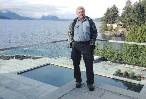  ?? LARRY PYNN/ PNG ?? Mike Ruegamer spent five years building a 10,000-square-foot oceanfront home on Arbutus Place in West Vancouver.