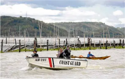  ?? —LYN RILLON ?? Soldiers patrol Laguna de Bay as government personnel start demolishin­g fish pens and other structures in a section of the lake in Cardona town in Rizal province.