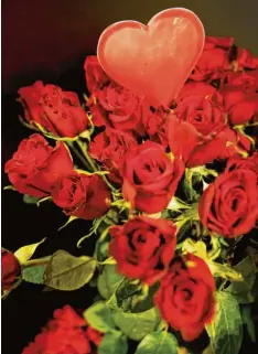  ?? Foto: Christian Charisius, dpa ?? „Der“Klassiker zum Valentinst­ag ist der üppige Blumenstra­uß. Aber es gibt auch Al ternativen.