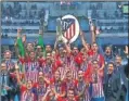  ??  ?? El Atlético levanta la copa.