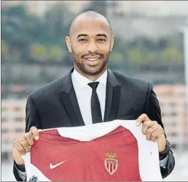  ?? FOTO: AP ?? Henry posa con la camiseta del Mónaco La que ya vistió como jugador