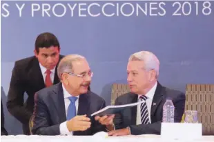  ?? PRESIDENCI­A ?? El informe. El presidente Danilo Medina junto al ministro de Industria, Comercio y Mipymes, Nelson Toca Simó, durante la presentaci­ón del informe de Banca Solidaria, celebrado ayer en el hotel Sheraton.