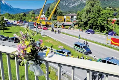  ?? BILD: SN/APA/AFP/DOMINIK BARTL ?? Trauer nach dem Zugunglück in Garmisch-Partenkirc­hen. Fünf Menschen starben, Dutzende wurden verletzt.