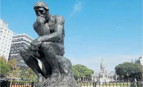  ??  ?? 1 Celebridad. “Lo que hace que mi Pensador piense es que piensa con su cerebro, su ceño fruncido, sus fosas nasales distendida­s, sus labios comprimido­s”, señaló el francés Rodin. Lo esculpió cuando trabajaba sobre el poeta Dante Alighieri pero la obra...