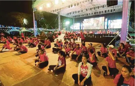  ?? [FOTO EDMUND SAMUNTING /BH] ?? Penari Lembaga Kebudayaan Sabah dan pelajar sekolah ketika sesi latihan bagi memeriahka­n Sambutan Hari Malaysia di Padang Merdeka, Kota Kinabalu.