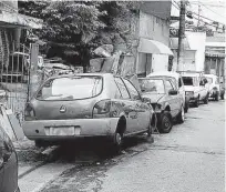  ??  ?? ■ Veículos abandonado­s rua Cataldo Amodei, na Vila Formosa; morador da região afirma ter reclamado