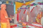  ?? HT ?? ▪ CM Yogi Adityanath offering prayers at Gorakhnath temple.