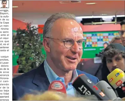  ??  ?? ALEGRE. Rummenigge, presidente del Bayern, no podía esconder su alegría tras el pase a la final de Copa.