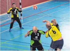  ?? FOTO: TG HANDBALL ?? Der Waldseer Keeper Christof Rauhut (69) pariert einen Wurf von einem Lonseer Spieler.