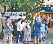  ?? SEVERINO SILVA ?? No Centro Municipal Heitor Beltrão, na Tijuca, idosos fizeram fila