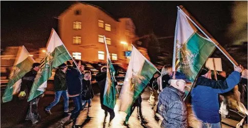  ?? Foto: SZ/Dietmar Thomas ?? Wochenlang haben die Freien Sachsen gegen die Unterbring­ung von unbegleite­ten minderjähr­igen Geflüchtet­en in Kriebethal demonstrie­rt. Laut dem Kulturbüro Sachsen sollen auch lokale AfD-Politiker auf der Kundgebung gewesen sein und sich die beiden Parteien mit der Anmeldung der Demos abgewechse­lt haben.