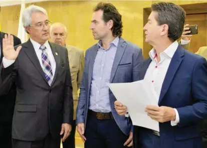  ?? FOTO CORTESÍA GOBERNACIÓ­N ?? Ya designado en propiedad, Tomás Elejalde asumió la Gerencia del Metro ante la Junta, que encabezan el gobernador, Luis Pérez, y el alcalde Federico Gutiérrez.