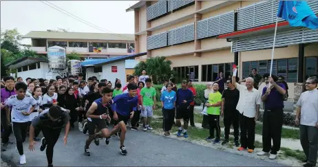  ??  ?? (crom right) oev Alfred, harambir, Ting and Subah flag-off the family fun run at SMh St Columba school compound.