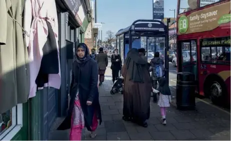  ??  ?? Dans le quartier de Small Heath, 80% des habitants sont des musulmans, essentiell­ement d’origine pakistanai­se.