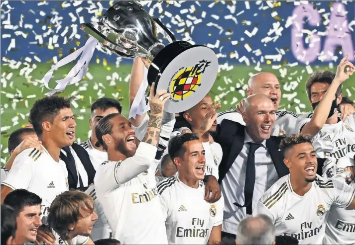  ??  ?? Los jugadores del Real Madrid, con Zidane en el centro del grupo, se abrazan alborozado­s en el Di Stéfano con el trofeo de la Liga 34.