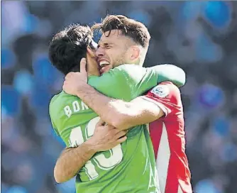  ?? FOTO: GETTY ?? Pedro Alcalá celebra con Bono la victoria del Girona en el Santiago Bernabéu