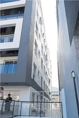  ?? LA VOZ ?? EL EDIFICIO. Desde un quinto piso, se cayó a un patio interno la niña de 2 años.