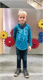  ??  ?? Niklas Hanke (6) reagiert sehr clever auf die Niedrigzin­sen. Er hat gar kein Konto bei der Sparkasse, genießt aber trotzdem die Kinderbesp­aßung.