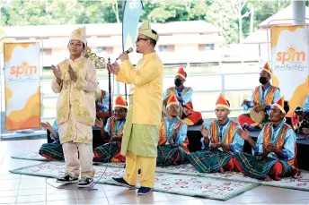  ?? — Bernama photo ?? Mohd Fadil (right) and Mohamad Zuraidi and their dikir barat group during their performanc­e on RTM’s Selamat Pagi Malaysia programme.