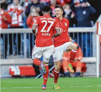  ?? Foto: Imago ?? David Alaba und Robert Lewandowsk­i waren für vier der acht Treffer beim 8:0 Sieg gegen den Hamburger SV verantwort­lich. Da kann man schon mal auf die Idee eines ausgefalle­nen Jubels kommen.