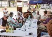  ??  ?? Das Ehepaar Karl (Gitarre) und Hildegard Rauch unterhält mit einem spanischen Lied, das sich manchmal schwäbisch anhört.