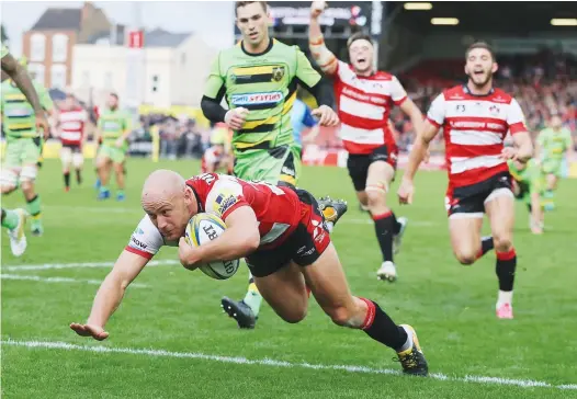  ?? PICTURES: Getty Images ?? Nap hand: Willi Heinz dives to score Gloucester’s fifth try