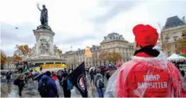  ??  ?? Cientos protestaro­n en París contra la presencia del presidente Trump.