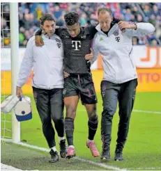  ?? FOTO: IMAGO IMAGES ?? Bayerns Offensivsp­ieler Kingsley Coman wird von zwei Helfern gsestützt und vom Feld gebracht. Der Franzose wird länger ausfallen.