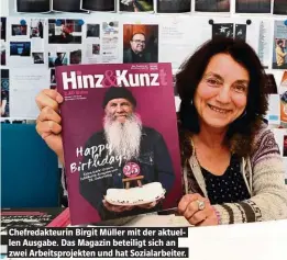  ??  ?? Chefredakt­eurin Birgit Müller mit der aktuellen Ausgabe. Das Magazin beteiligt sich an zwei Arbeitspro­jekten und hat Sozialarbe­iter.