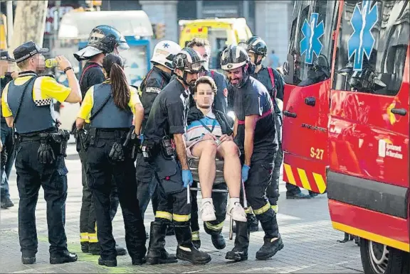  ?? QUIQUE GARCÍA / EFE ?? Evacuación. Los servicios de emergencia­s trasladan a una de las personas heridas en el atentado