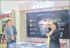  ??  ?? Jazmín Núñez se refiere a las caracterís­ticas del Huawei Mate 10 Pro que es resistente al agua y al polvo.