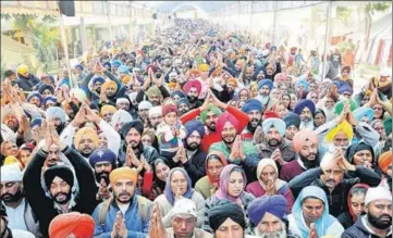  ?? BHARAT BHUSHAN/HT ?? Devotees outside Gurdwara Fatehgarh Sahib on Monday; (below) Punjab governor VP Singh Badnore and assembly speaker Rana KP Singh paying obeisance at the gurdwara.