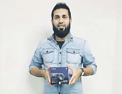  ??  ?? Mohamed Mansoor, who won the Phakaaathi Private Fantasy League competitio­n for September, poses with his Canon Powershot SX730 HS cameram valued at R4 999.