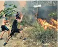  ??  ?? Volunteers beat out flames in Tizi Ouzou