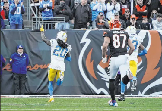  ?? Jeff Dean The Associated Press ?? Chargers cornerback Tevaughn Campbell races 61 yards for a touchdown after scooping up a Joe Mixon fumble.